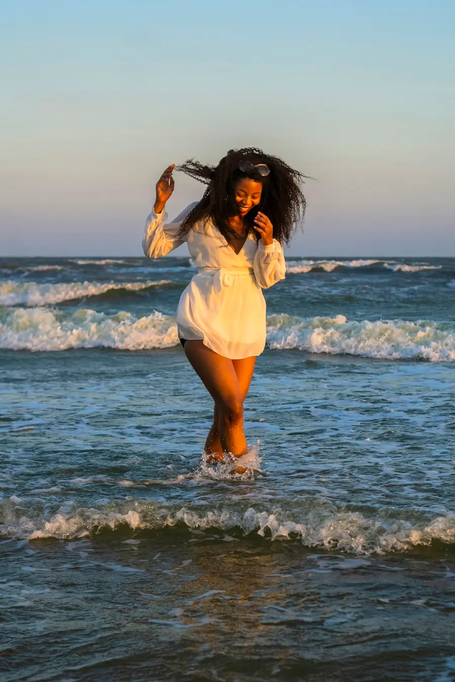 Mulher na beira do mar