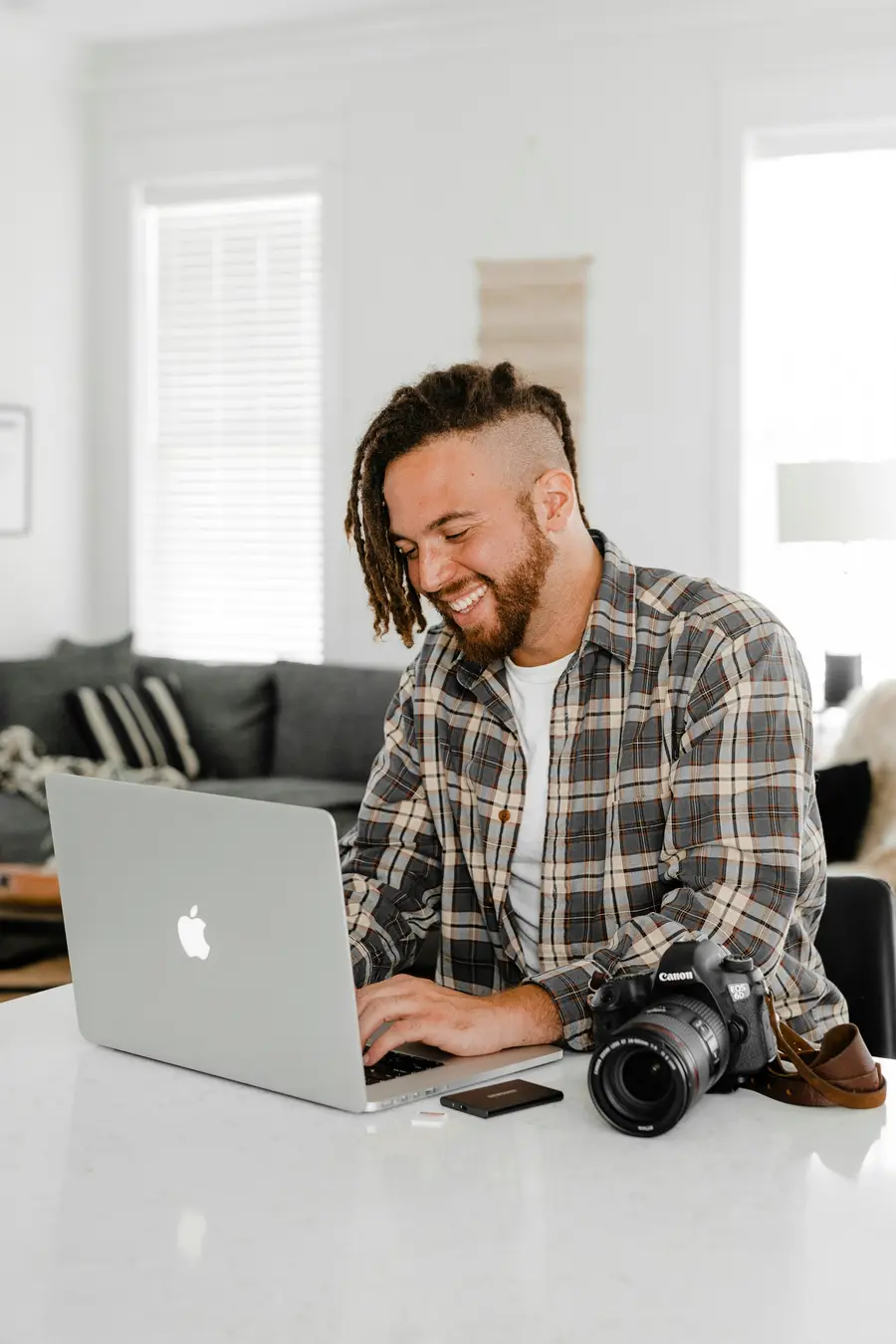 Homem sorrindo diante do notebook