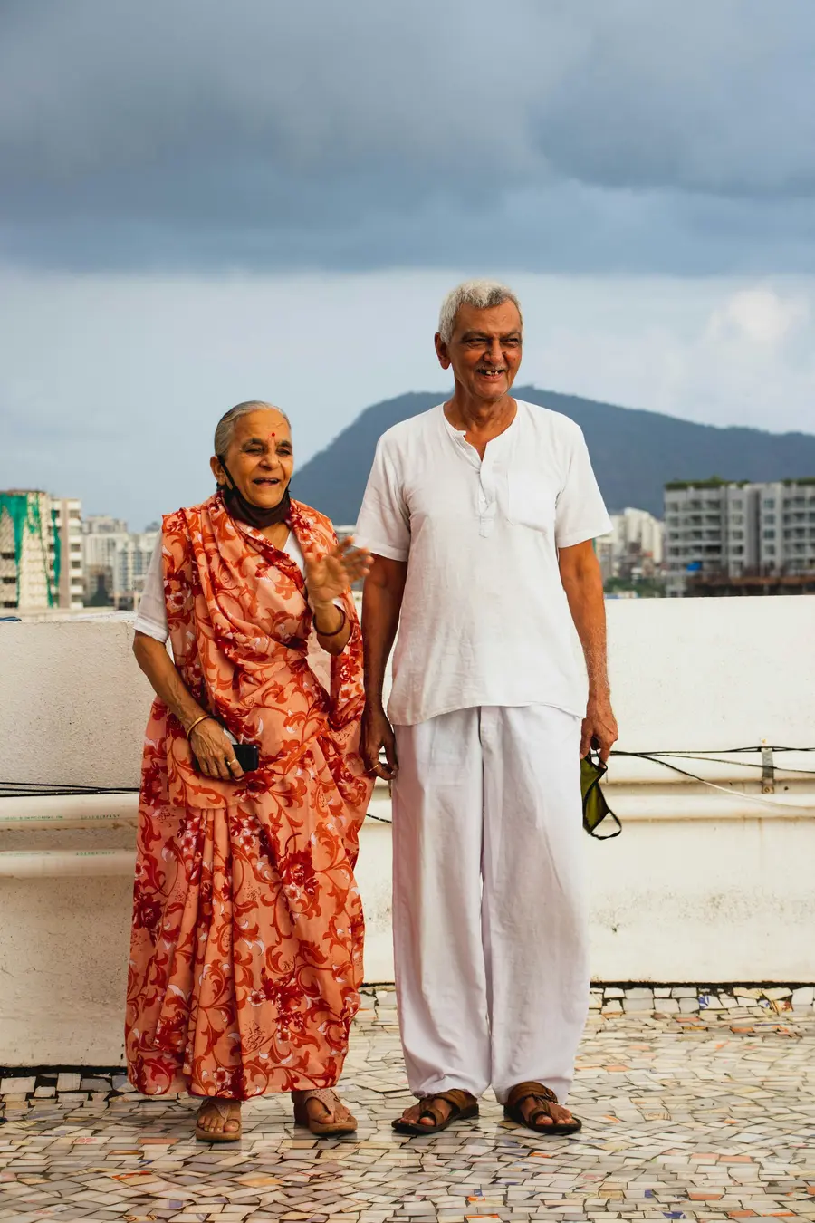 Casal de idosos à beira-mar