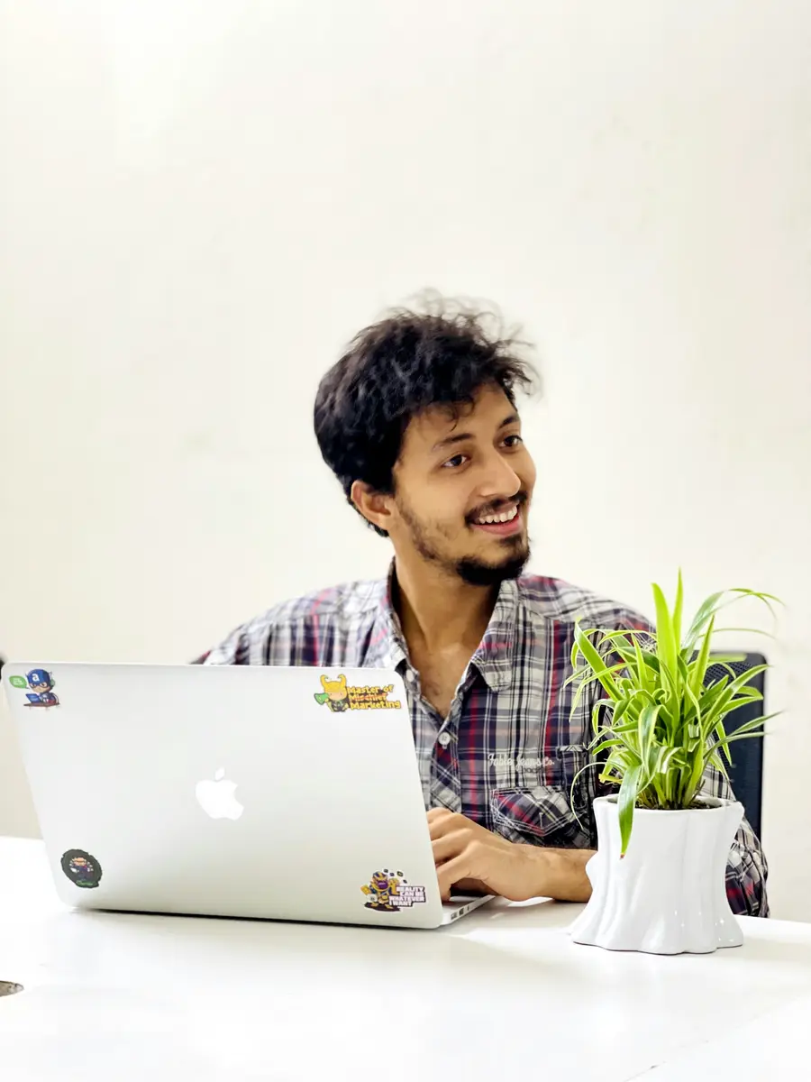 Jovem sorrindo diante do notebook