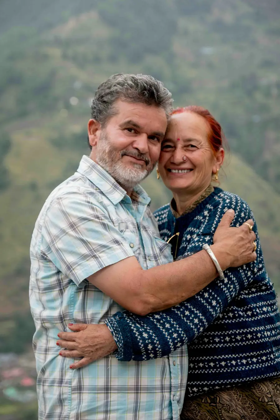Casal maduro sorrindo abraçado
