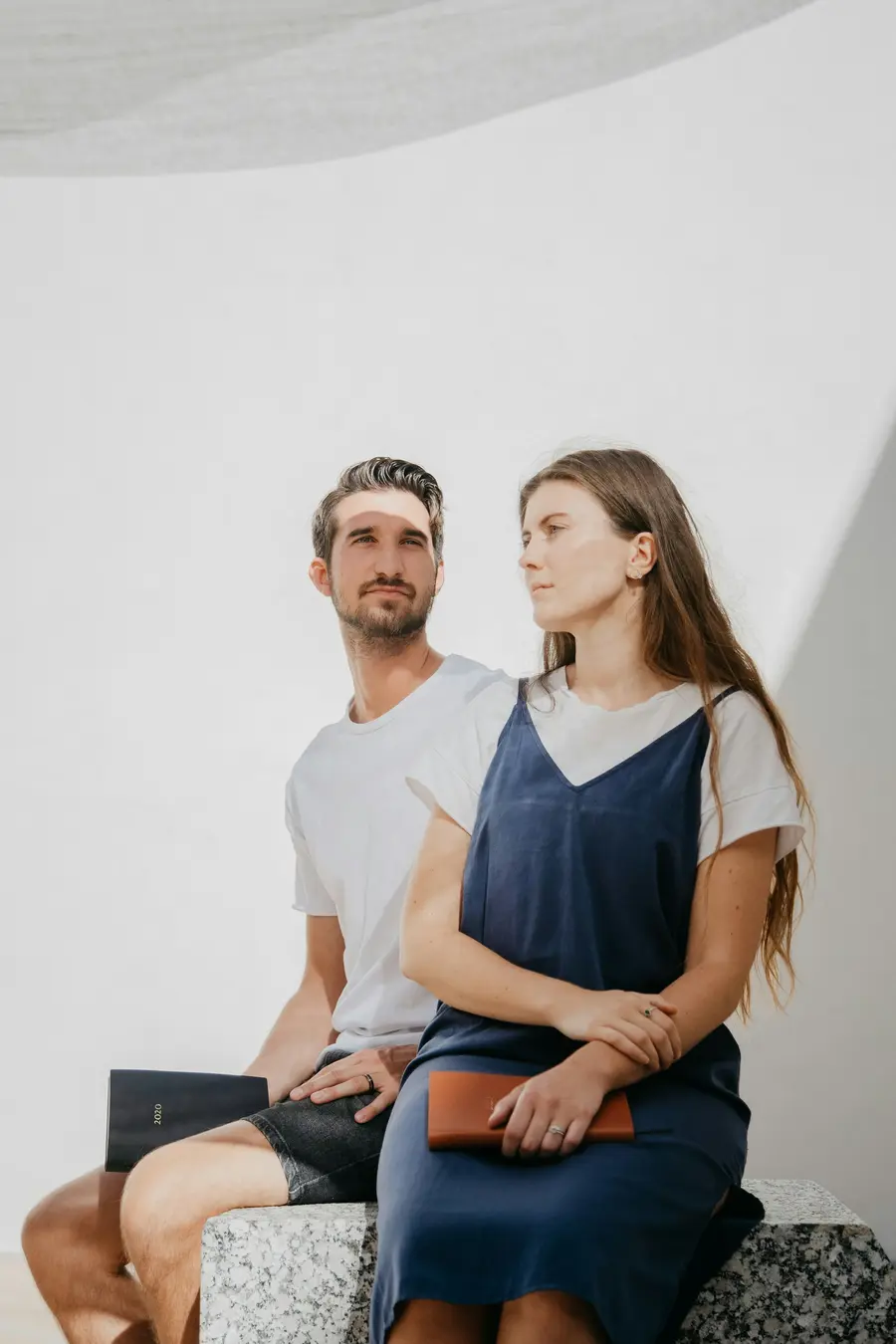 Casal conversando sentado no sofá