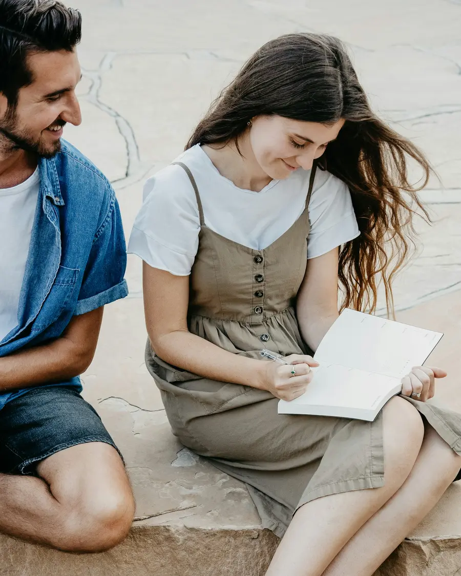 Mulher fazendo anotações num caderno