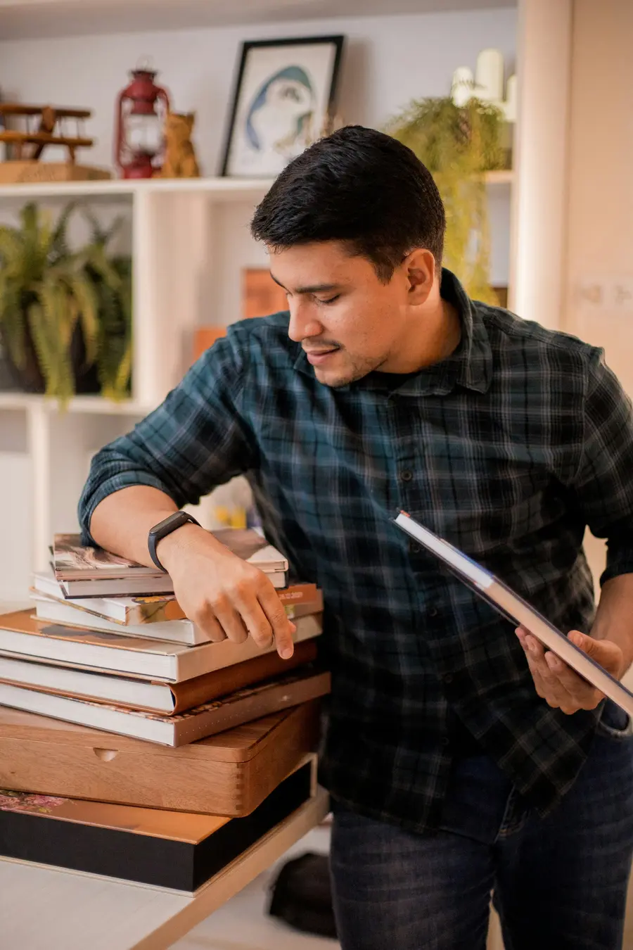 Homem sorrindo entre livros e documentos