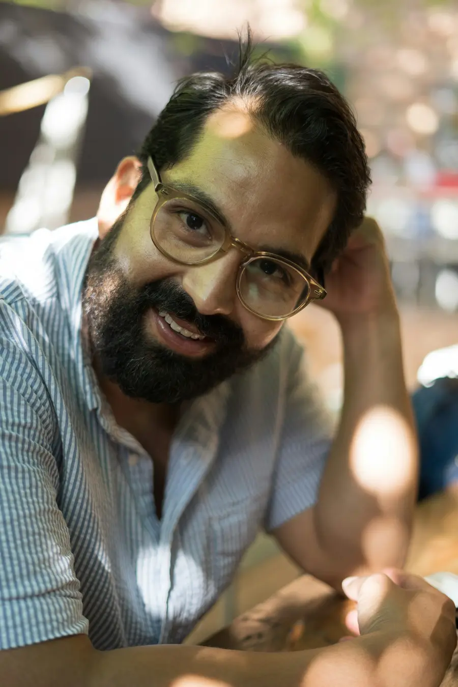 Homem de óculos sorrindo