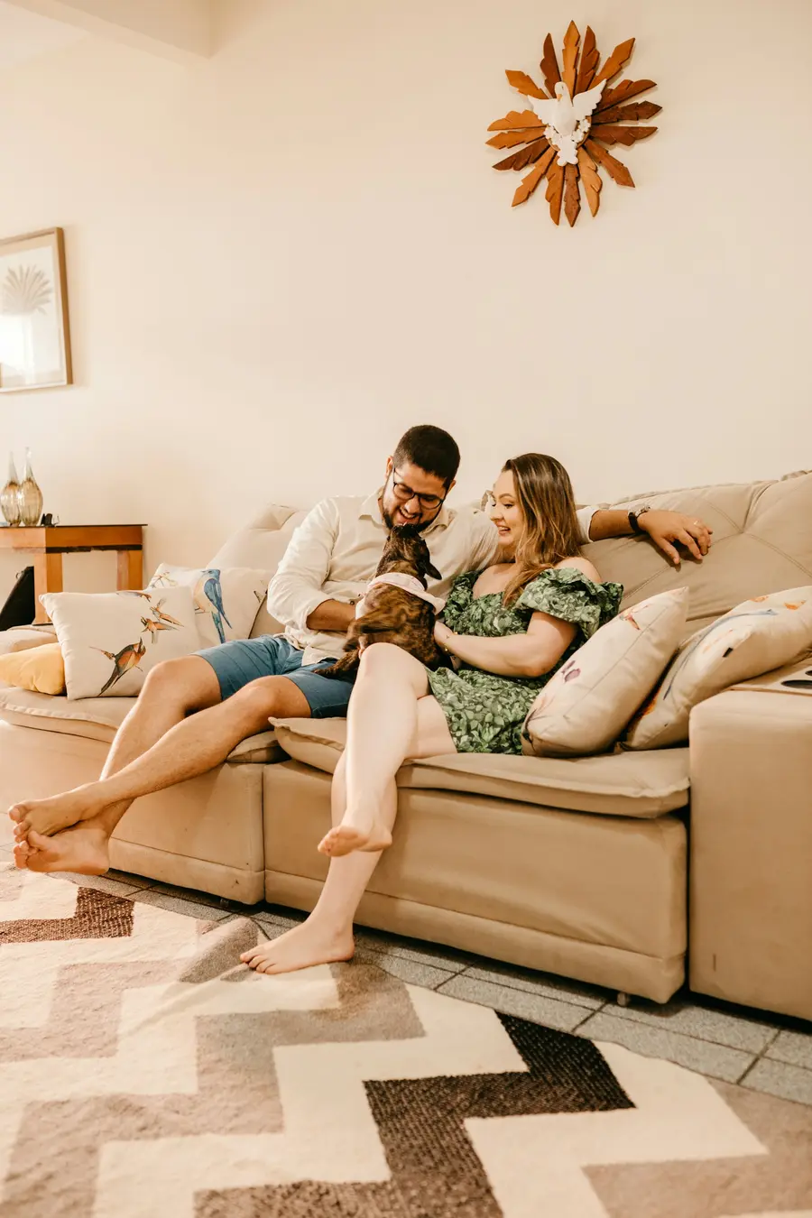 Casal relaxando no sofá da sala