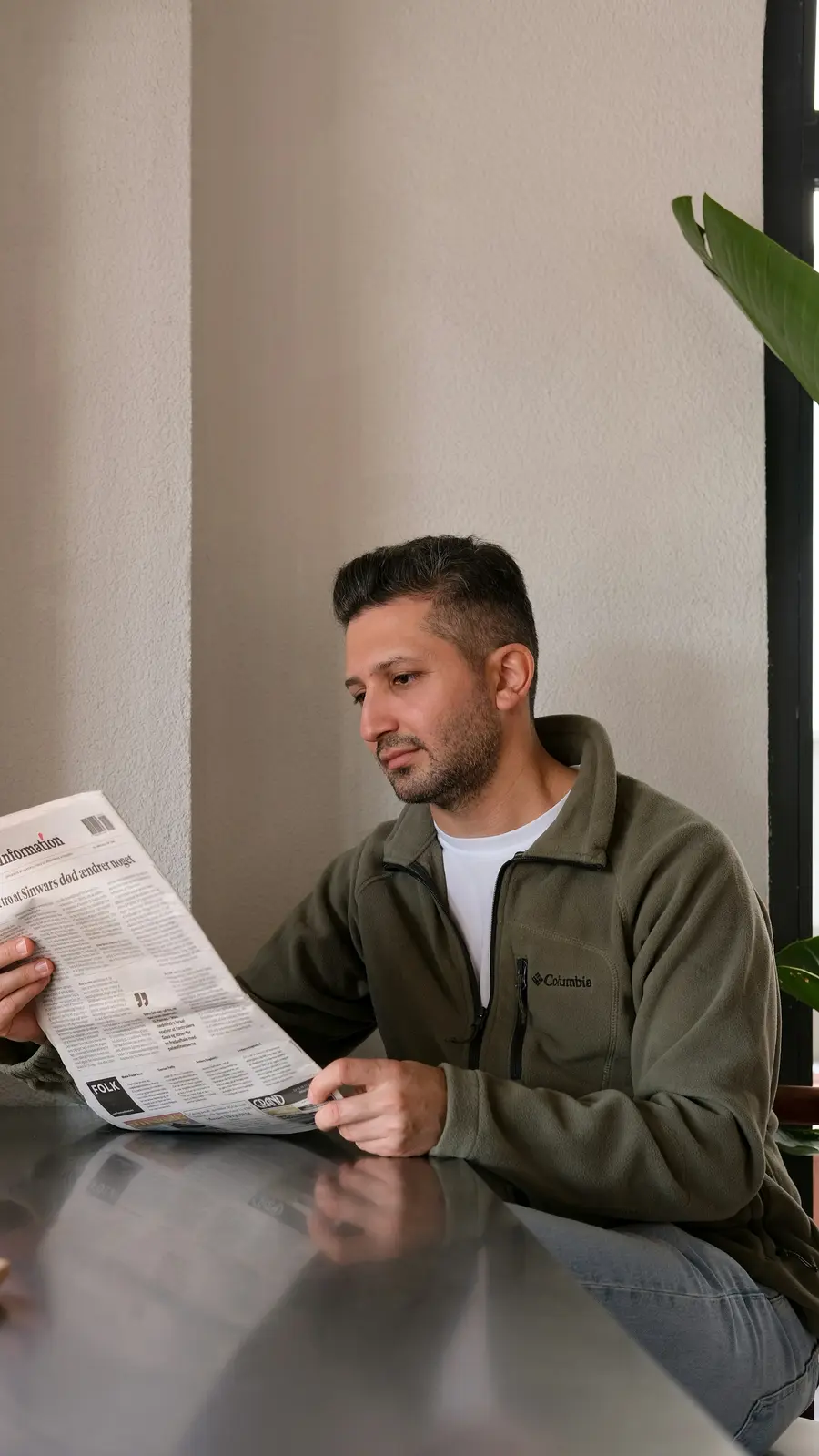 Homem lê um documento à mesa