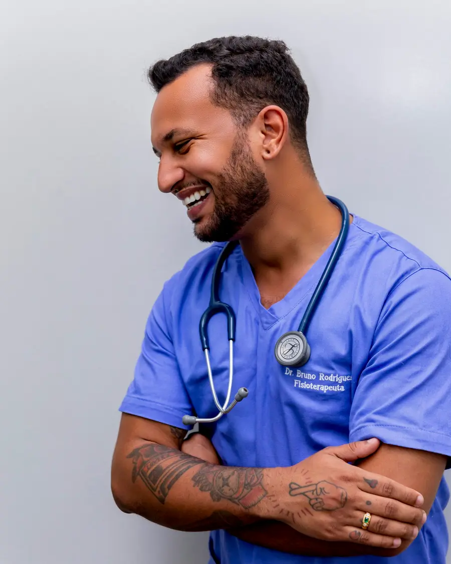 Médico sorridente de jaleco azul