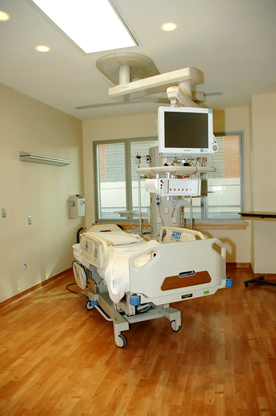 Quarto de hospital moderno e iluminado