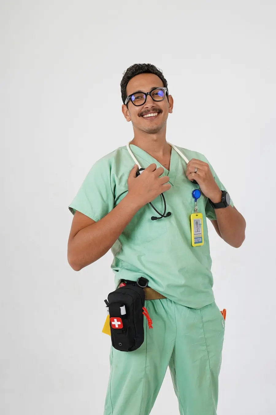 Enfermeiro sorrindo de uniforme verde