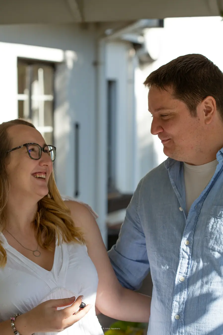 Casal conversando e sorrindo