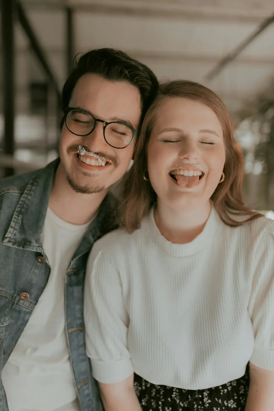 Casal rindo junto