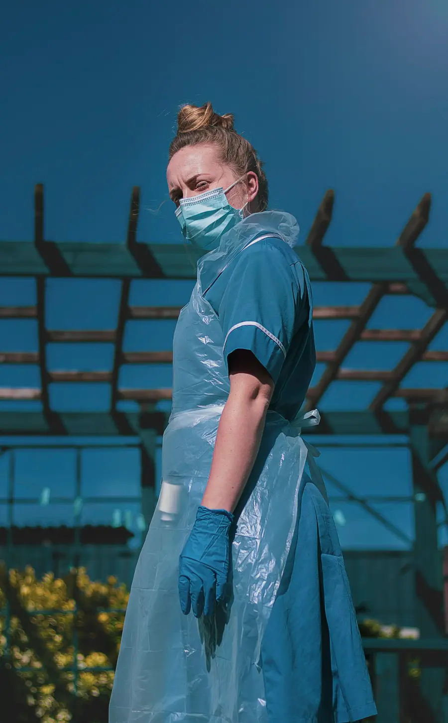 Enfermeira sorridente na recepção clara e moderna de um hospital e detalhes em azul