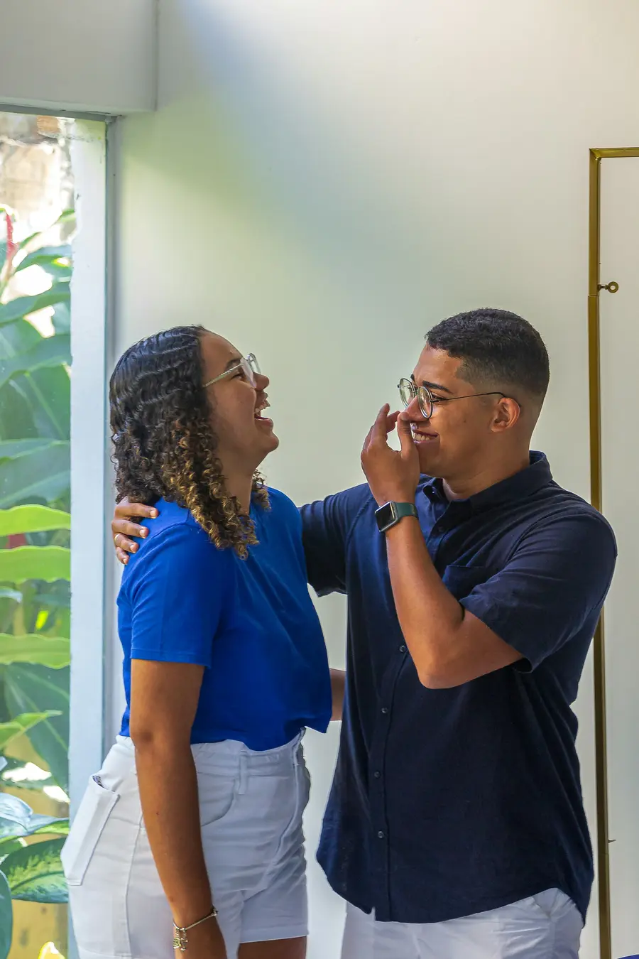 Casal conversando de pé