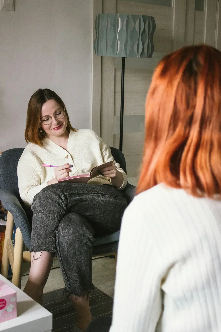 Paciente conversando com a médica no consultório