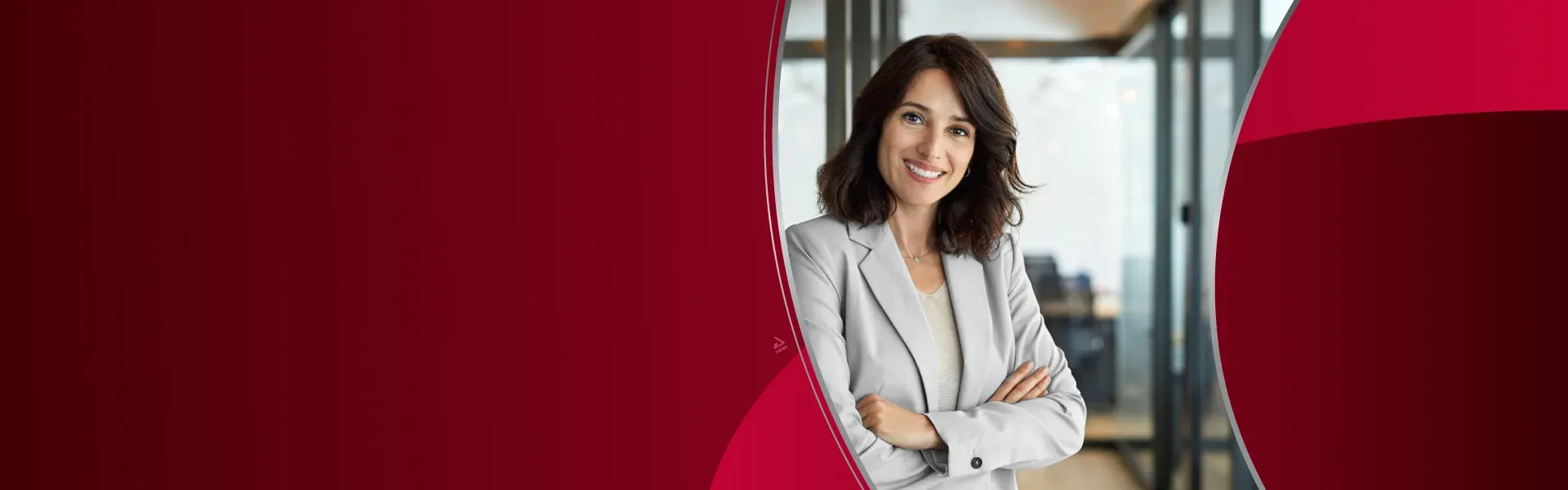 Executiva sorrindo de braços cruzados, em banner do Bradesco Saúde