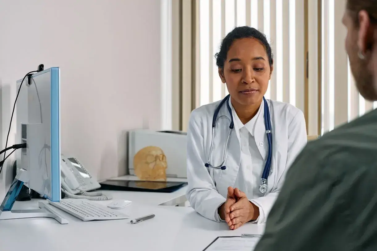 Médica em consulta com paciente no consultório