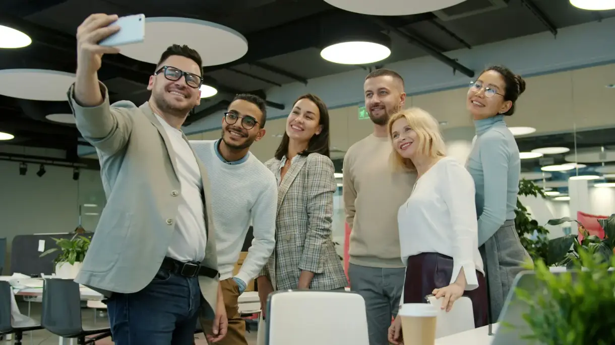 Equipe de grande empresa reunida para contratar o Bradesco Saúde