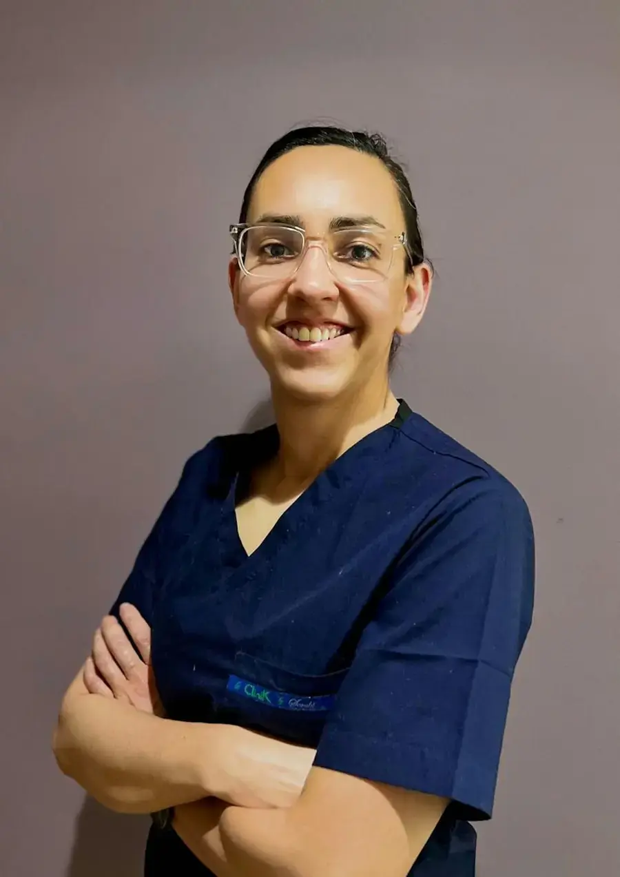 Dentista de uniforme azul sorrindo