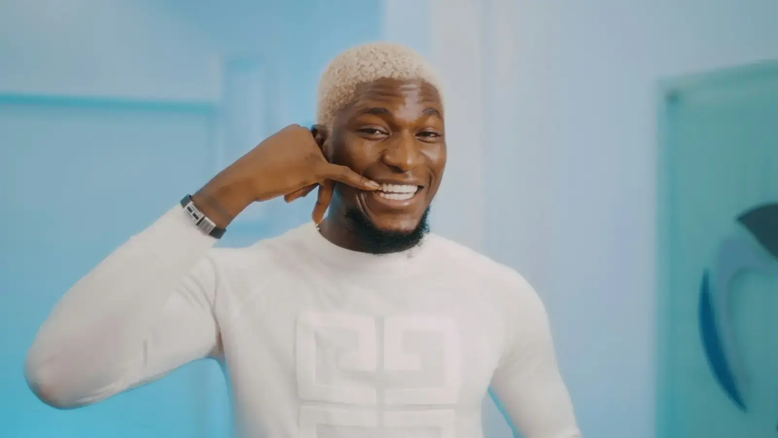 Homem sorrindo com a mão no rosto
